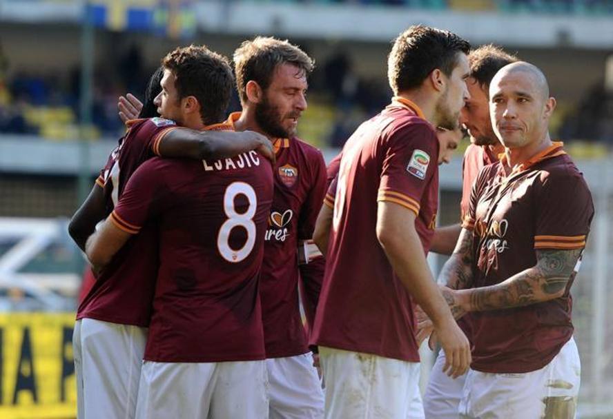 Una grande Roma batte il Verona al Bentegodi e recupera due punti alla Juventus nella lotta scudetto. Ansa